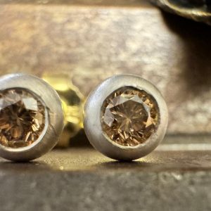 Ohrstecker mit braunen Brillanten