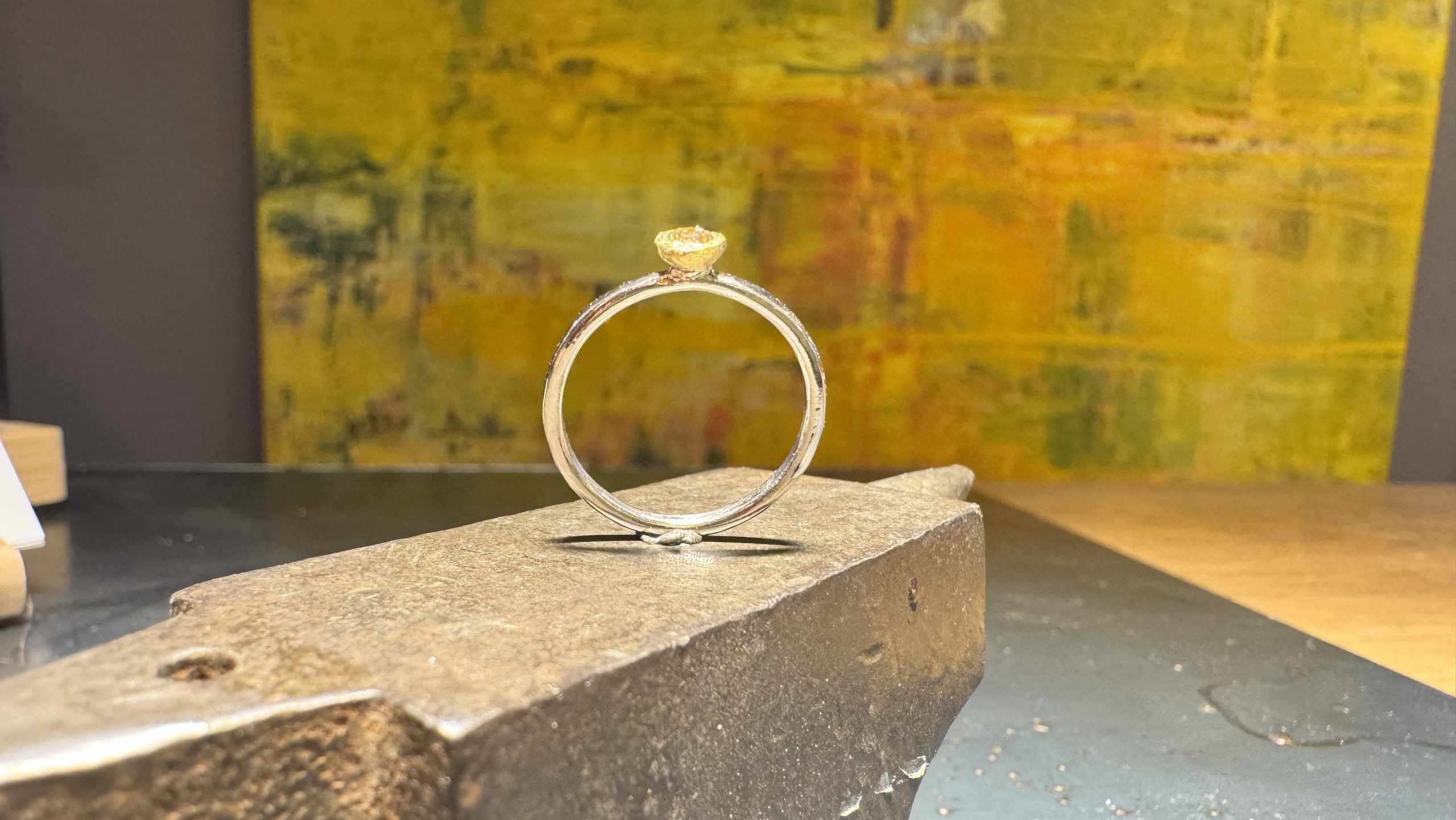 Ring Weißgold mit Brillant in Feingold gefasst