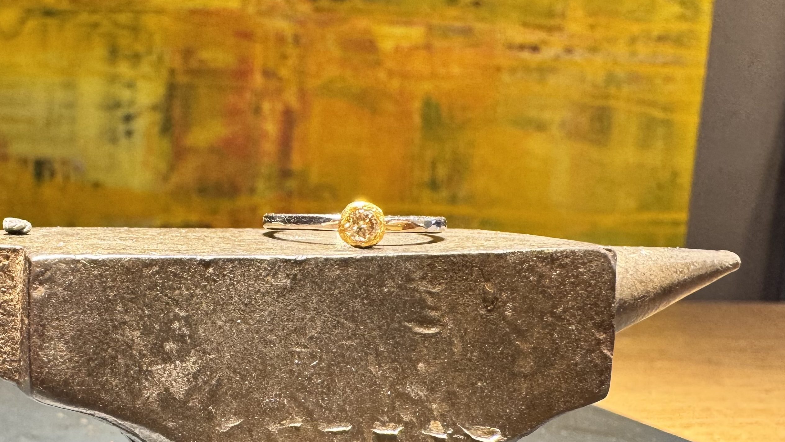 Ring Weißgold mit Brillant in Feingold gefasst – Bild 2